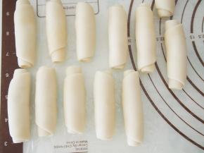 将所有的面团都这样卷好。