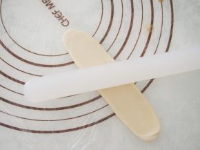 然后横过来，再次擀开成为长条状。