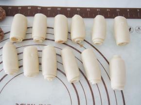 从一端卷起来，将所有的面团都卷好备用。