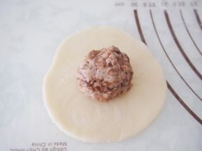 将面团擀开，包入玫瑰馅。