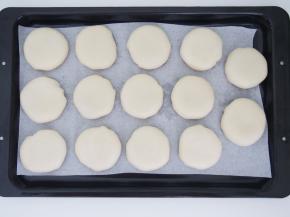 烤盘上铺上油纸，将做好的玫瑰饼摆放在烤盘上，轻轻压扁。