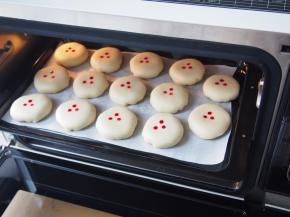 将烤盘放入美的蒸烤箱中。