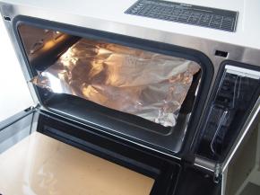 15分钟后，打开烤箱，盖上一层锡纸防止上色过深，重新设定烘烤时间为15分钟，继续烘烤即可。