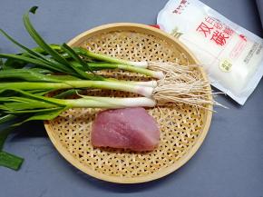 准备里脊肉、青蒜、当然少不了白糖。