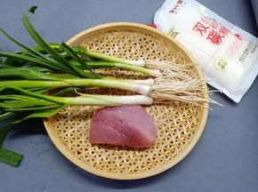 准备里脊肉、青蒜、当然少不了白糖。