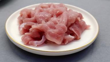 里脊肉洗净切薄片，拌入料酒、盐略腌。