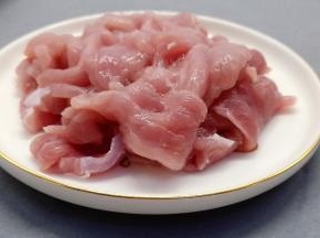 里脊肉洗净切薄片，拌入料酒、盐略腌。