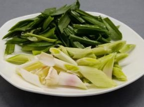 青蒜择除老梗洗净，切小段。