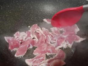 将油烧热放入姜丝、肉片大火爆炒。