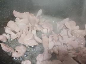 炒至肉片表面微黄更加香。