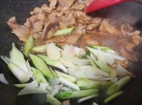 先下青蒜根部位置炒一下。