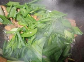 再放青蒜叶一起翻炒。
