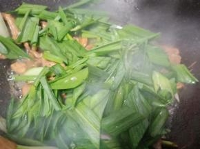 再放青蒜叶一起翻炒。