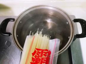 锅中放入一千毫升水烧开，米粉放入