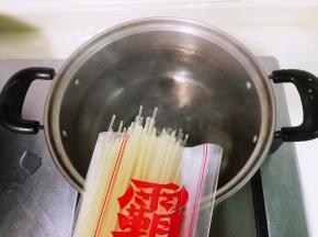 锅中放入一千毫升水烧开，米粉放入