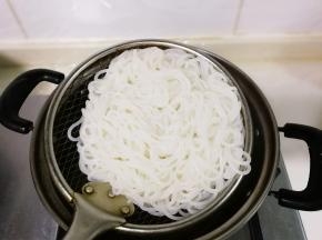 捞出来开水冲一遍，沥掉水