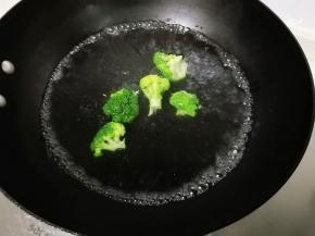 锅中水开放入一小勺盐，滴几滴食用油，放入西兰花烧一分钟，捞出来