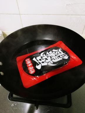 香辣牛杂汤包放入锅中烧三分钟