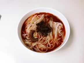 剪口香辣牛杂汤包，倒入碗中