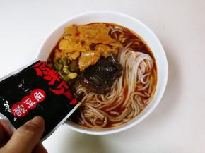 放入配菜酸豆角