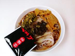 放入配菜外婆菜