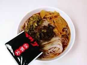 放入配菜外婆菜