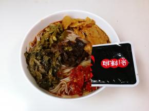 放入配菜剁辣椒