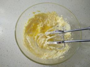 打至体积膨胀颜色变浅，蛋液分两次加入。