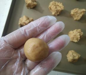 分成15克一份揉成圆球，摆入烤盘。
