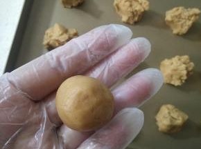 分成15克一份揉成圆球，摆入烤盘。
