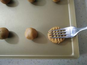 用叉子按压面团，压出纹路。