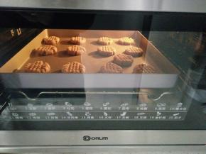 放入预热好的烤箱，上下150度，烘烤15分钟。