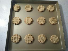 出炉放在网架上晾凉。