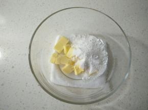 黄油室温软化加入糖粉。