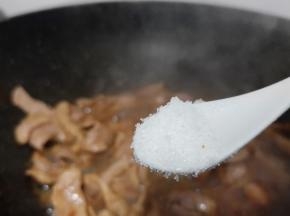 加一勺盐一勺辣椒酱来调味。