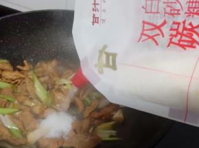 加白糖提味。增加这道菜的口感。