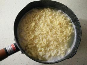 方便面煮到用筷子挑起能散开，捞出。