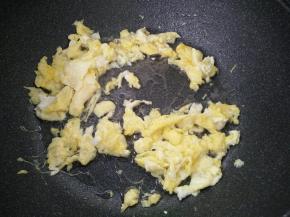 鸡蛋加盐打散，锅底放少许色拉油，中火炒熟捞出备用。
