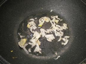 锅内底油加入葱花炒香。