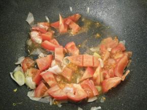 加入西红柿翻炒，炒出汤汁。