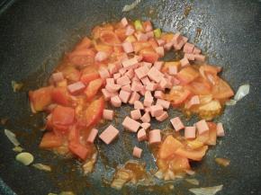 加入适量番茄酱（没有可不加），加入香肠翻炒。