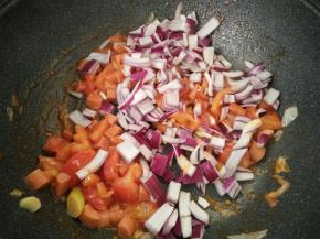 加入洋葱，盐鸡粉调味。