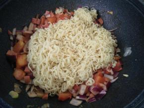 倒入方便面翻炒。