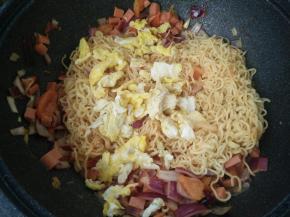 加入炒好的鸡蛋，翻炒均匀，离火，装盘。