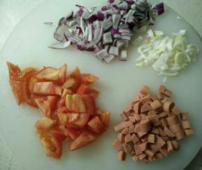 西红柿，香肠洋葱等切成小块。