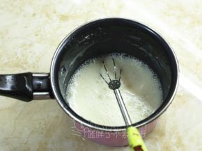 首先我们先来做汤种。做法非常简单。只需要把高筋面粉和椰浆倒入小奶锅中，用打蛋器搅拌均匀，之后小火加热。