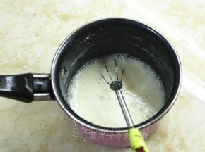 首先我们先来做汤种。做法非常简单。只需要把高筋面粉和椰浆倒入小奶锅中，用打蛋器搅拌均匀，之后小火加热。