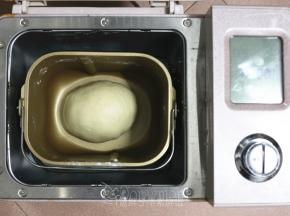 等汤种冷藏好之后，我们再来做面团。称量出80g的汤种，将主面团所有原材料放入面包机桶中。启动面包机和面功能，大约20分钟，一直和到面团能拉出薄膜即可，不需要到手套膜。