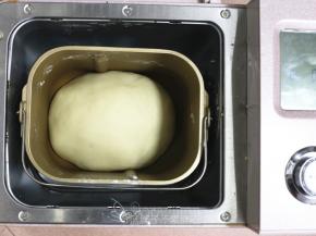 将面团滚圆，启动面包机发酵功能，大约需要1个小时。一直发酵到面团膨胀到2倍大。