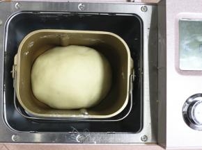 将面团滚圆，启动面包机发酵功能，大约需要1个小时。一直发酵到面团膨胀到2倍大。